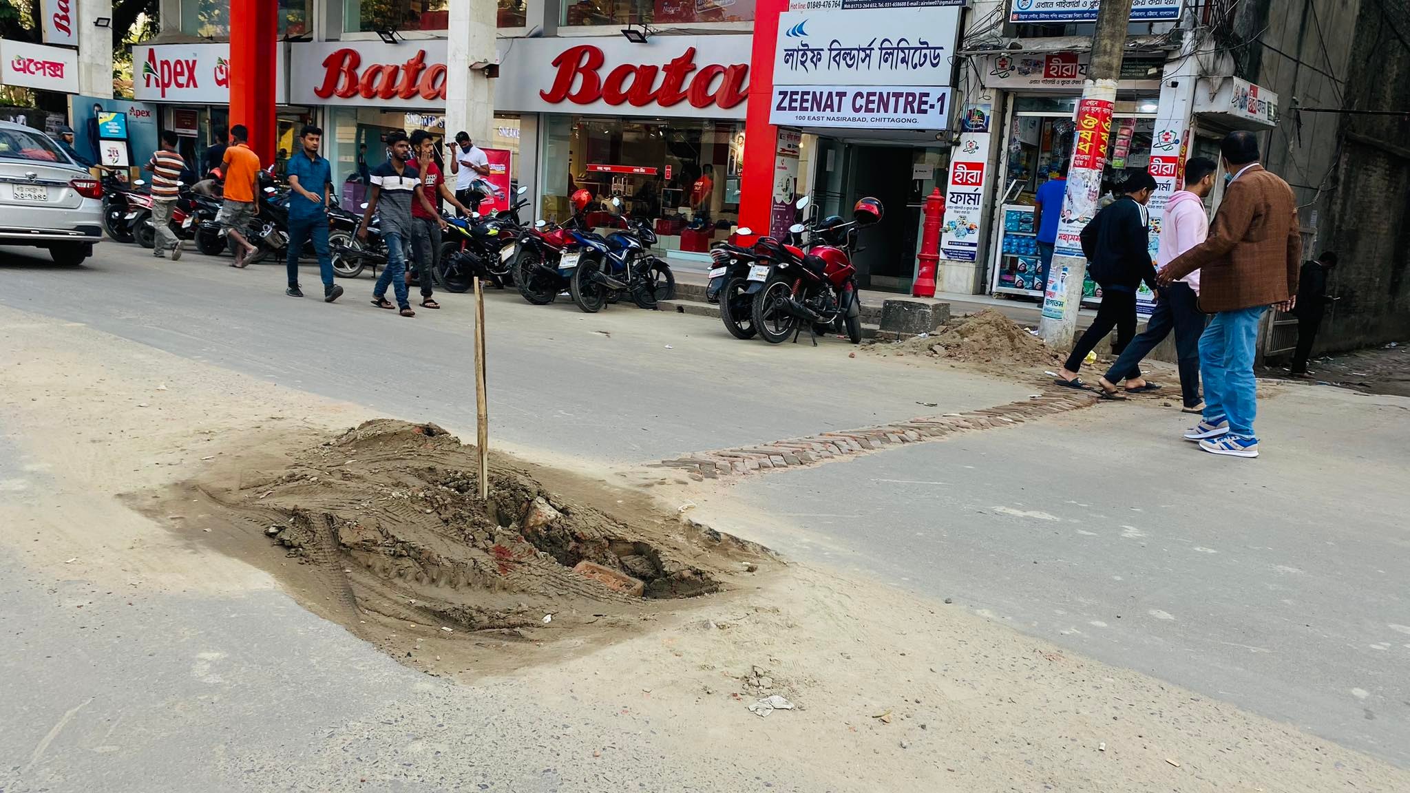 রাস্তায় হঠাৎ গর্ত, দুর্ভোগে যাত্রী ও যানবাহন