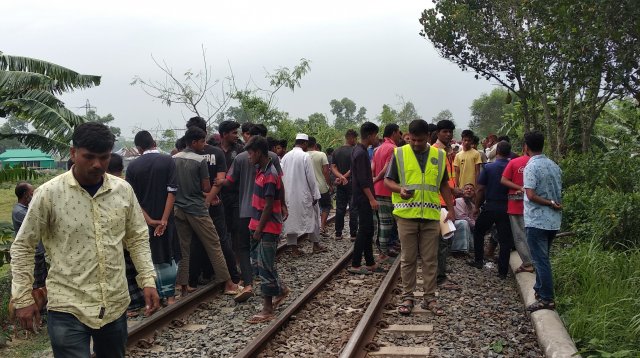 পুলতাডাঙা রেললাইনে মা-মেয়ে একসঙ্গে আ’ত্মহ’ত্যা