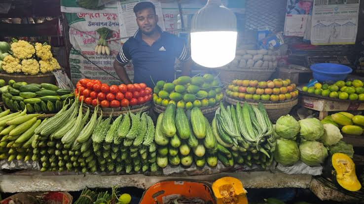 চট্টগ্রামে কিছুটা কমেছে আগাম সবজি ও পেঁয়াজের দাম