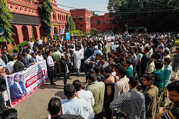 চট্টগ্রামে আইনজীবী হত্যা: আজও আদালতের কাজ বন্ধ, মানববন্ধনে খুনিদের ফাঁসি দাবি